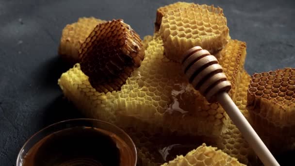 蜜蜂蜂窝上的蜜粉在黑桌上 水平构图4K Uhd视频镜头 — 图库视频影像