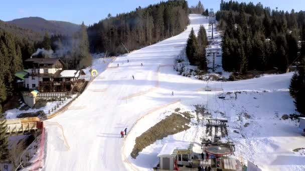 Vue Aérienne Domaine Skiable Avec Des Pentes Enneigées Des Arbres — Video