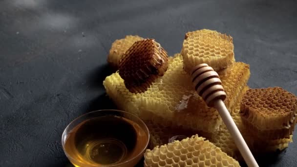 Pszczółka Plastrze Miodu Czarnym Stole Poziomy Skład Nagrania Wideo Uhd — Wideo stockowe