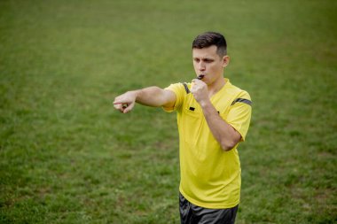 Hakem kuralları ihlal ettiğini belirtiyor. Spor anlayışı, kural ihlali, tartışmalı konular, engellerin aşılması