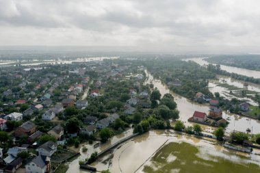 İklim değişikliği ve küresel ısınmanın etkileri. Şiddetli yağmurdan sonra sel basmış köy, çiftlikler ve tarlalar. Çevresel doğal afet. Dünyadaki küresel felaketler kavramı.