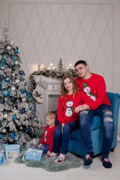 Família Feliz Três Jovem Mãe Esperando Novo Bebê Pai Seu — Fotografia de Stock