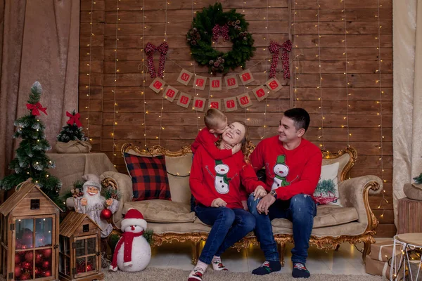 Retrato Família Natal Xmas Árvore Interior Luzes Feliz Ano Novo — Fotografia de Stock