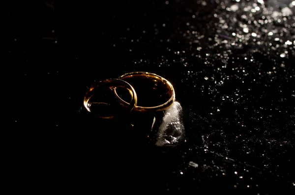 배경에 금으로 결혼반지 — 스톡 사진