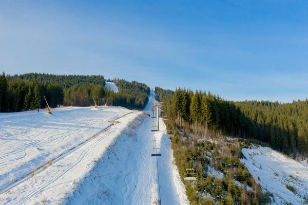 Aydınlık Kış Gününde Kayak Manzarası Yükseliyor — Stok fotoğraf