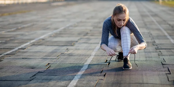 Vrouwelijke Hardloper Die Haar Sneakers Rijgt Een Hardloopbaan Gezonde Levensstijl — Stockfoto