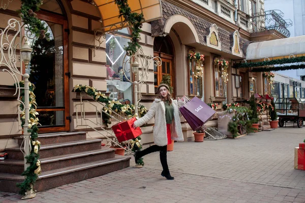 Счастливая Женщина Держит Руках Подарочную Коробку Улыбается Выходя Магазина Красивая — стоковое фото