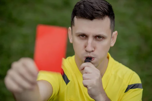 Árbitro Mostrando Una Tarjeta Roja Jugador Fútbol Fútbol Disgustado Mientras — Foto de Stock