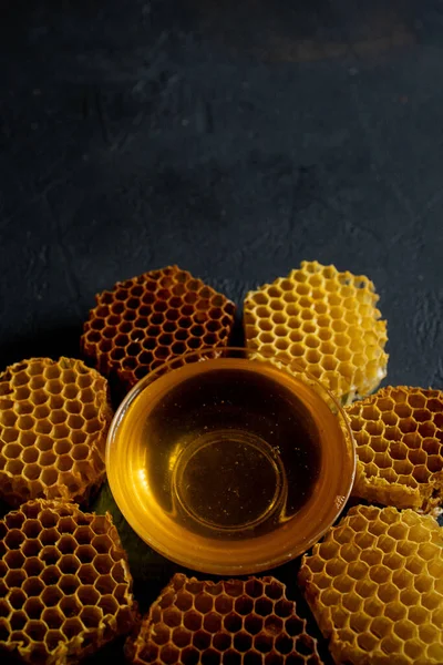 Méz Méz Fésű Formájában Egy Virág Fekete Asztalon Felülnézetből Szóköz — Stock Fotó