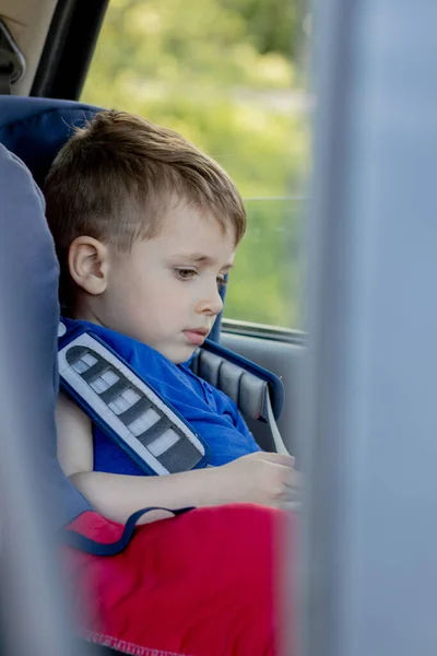 Портрет Скучающего Мальчика Сидящего Автомобильном Кресле Безопасность Перевозки Детей — стоковое фото