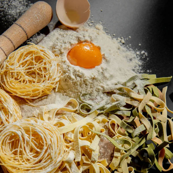 Freshly Cooked Pasta Lying Dark Surface Dusted Flour Italian Pasta — Stock Photo, Image