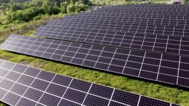 Güneş enerjisi santralinin panellerini günbatımında arka arkaya kapatın. Yeşil enerji günbatımında. Elektrik ekolojisi yenilik ortamı.