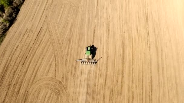 Vista Aérea Tractor Grande Cultivando Campo Seco Tractor Vista Aérea — Vídeos de Stock