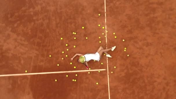 Retrato Chica Sonriente Relajándose Cancha Tenis Con Montón Bolas Raqueta — Vídeos de Stock