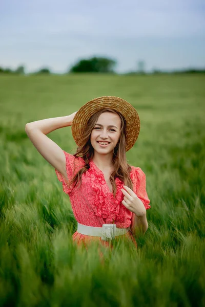 시골의 밭에서 모자를 여자의 초상화 지역의 — 스톡 사진