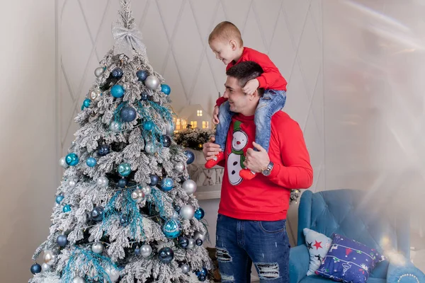 Feliz Pai Filho Desfrutando Decorar Árvore Natal Com Bolas Natal — Fotografia de Stock