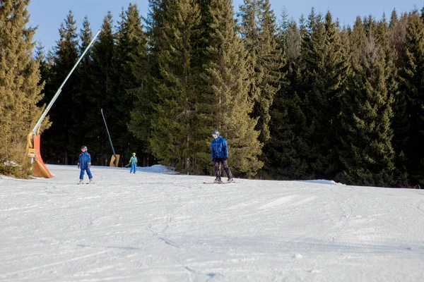 Skiërs Stoeltjesliften Van Het Skigebied Oekraïne — Stockfoto
