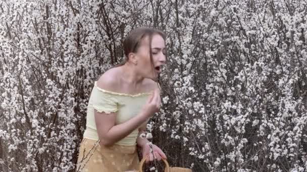 Jeune Femme Mouchant Éternuant Dans Les Tissus Devant Arbre Fleurs — Video