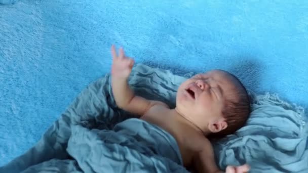 Niño Recién Nacido Llorando Niño Recién Nacido Cansado Hambriento Cama — Vídeos de Stock