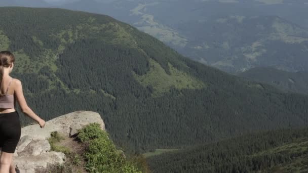 Silna Kobieta Turysta Wyciągnięte Ramiona Stoją Krawędzi Urwiska Szczycie Góry — Wideo stockowe