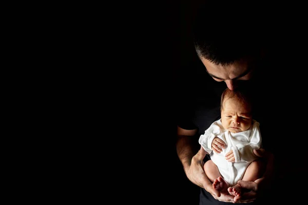 Padre Sosteniendo Hijo Días Mano Sobre Fondo Negro Bebé Acostado — Foto de Stock