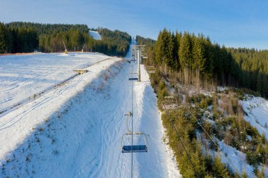 Aydınlık kış gününde kayak manzarası yükseliyor..