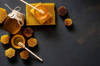 Ahşap bal kaşığından batırılan sağlıklı, kalın ballı, organik doğal malzemelerden üretilen arı ürünleri..