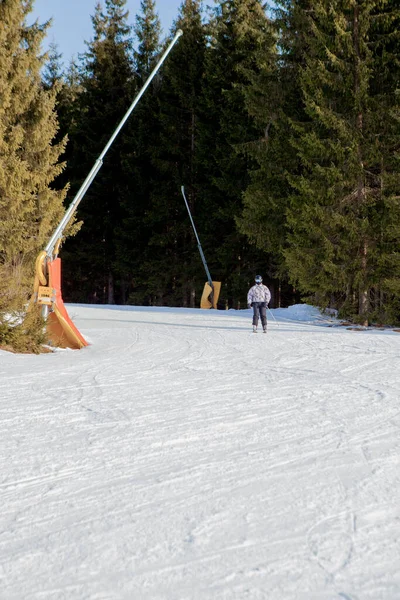 Skiërs Stoeltjesliften Van Het Skigebied Oekraïne — Stockfoto