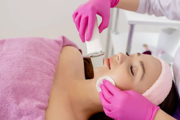 Para Kosmetolog Membuat Prosedur Ultrasonik Wajah Mengupas Kulit Wajah Seorang — Stok Foto