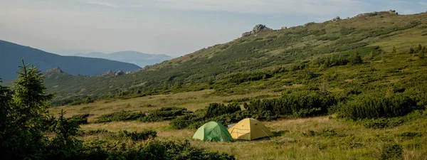 Utsikt Över Turisttält Bergen Vid Soluppgång Eller Solnedgång Camping Bakgrund — Stockfoto