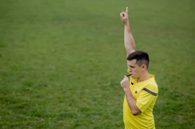 Hakem kuralları ihlal ettiğini belirtiyor. Spor anlayışı, kural ihlali, ofsayt