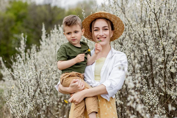 Feliz Madre Hijo Divirtiéndose Juntos Madre Gentilmente Abraza Hijo Fondo —  Fotos de Stock