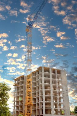 İnşaat aşamasındaki modern bina, beton çerçeve, giriş ve yapı iskelesi