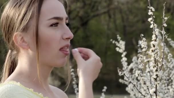 Mulher Com Alergia Segurando Pílulas Alérgicas Árvores Florescendo Primavera Retrato — Vídeo de Stock