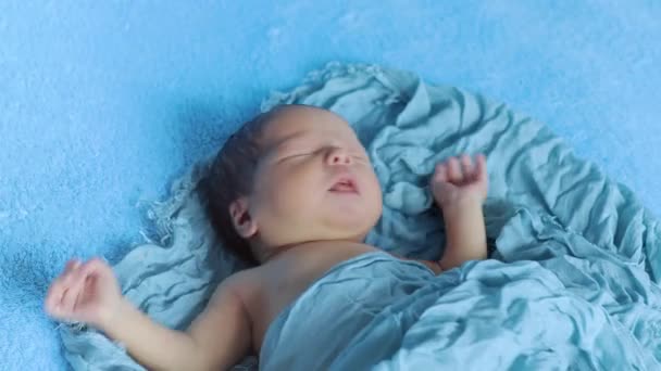 Niño Recién Nacido Llorando Niño Recién Nacido Cansado Hambriento Cama — Vídeo de stock