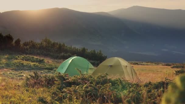 Tourist Tent Sunset Background Beautiful Mountain Range Camp Tourists Pass — Stock Video