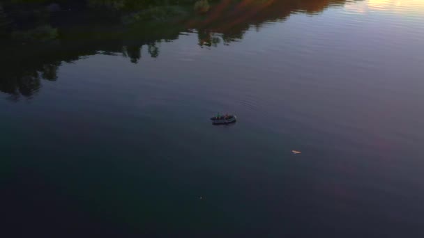 Vista Aérea Pescador Barco Sobre Pôr Sol Dourado Rio Silhueta — Vídeo de Stock