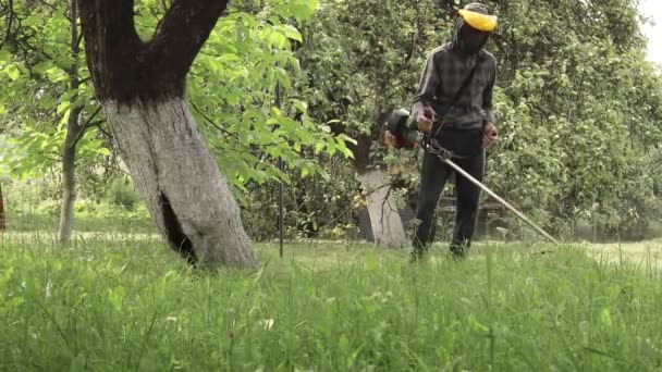 Lavoratore Con Una Falciatrice Mano Falciava Erba Davanti Alla Casa — Video Stock