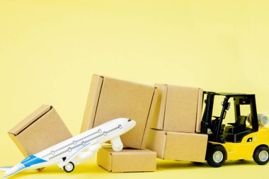 Mini forklift kamyonu karton kutuları uçağa yüklüyor. Mal ve ürünlerin hızlı teslimatı. Lojistik, ulaşılması zor yerlerle bağlantı. Banner, boşluğu kopyala.