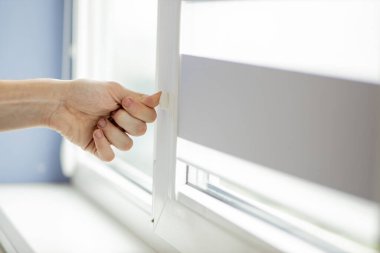 Adam plastik pencereyi tamir ediyor..