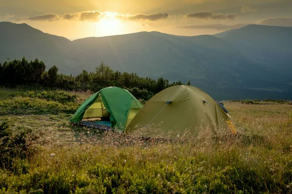 Gün Doğumunda Günbatımında Dağlardaki Turistik Çadır Manzarası Kamp Geçmişi Macera — Stok fotoğraf