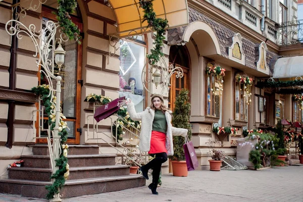 Happy Lány Tartja Papírzacskók Szimbólum Eladó Boltokban Eladások Karácsonykor Város — Stock Fotó