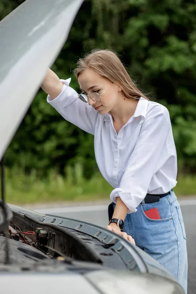 Молода Жінка Відкриває Капот Розбитого Автомобіля Має Проблеми Своїм Автомобілем — стокове фото