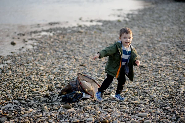 Environment Konzept Ein Kleiner Junge Sammelt Müll Und Plastikflaschen Strand — Stockfoto