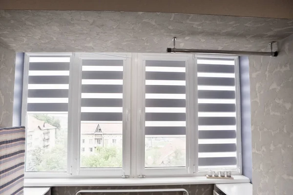 Ofis perdeleri. Modern jaluzi. Ofis toplantı odası ışıklandırma aralığı kontrolü