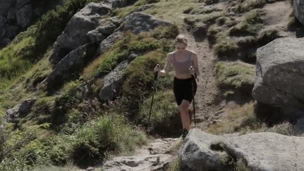 Una Mujer Excursionista Una Con Bastones Senderismo Sube Montaña Largo — Vídeos de Stock