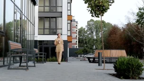 Självsäker Affärskvinna Promenader Parkering Nära Stora Moderna Business District Ung — Stockvideo