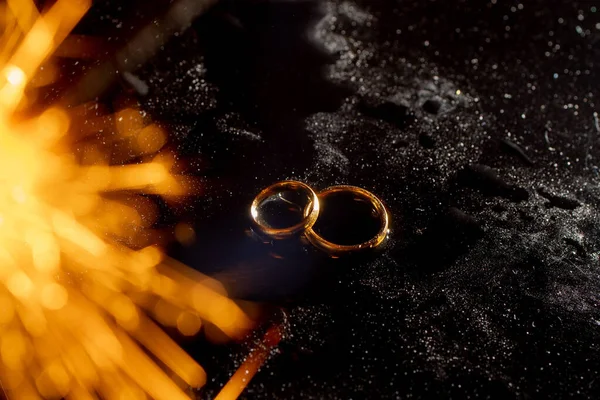 배경에 금으로 결혼반지 — 스톡 사진