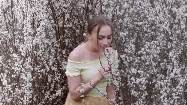 Een Niezende Jonge Vrouw Met Neuswisser Tussen Bloeiende Bomen Het — Stockvideo