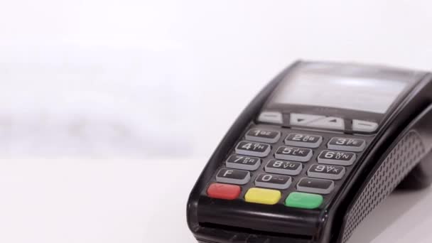 Cellhone Nfc Dell Acquirente Femminile Con Portafoglio Senza Contanti Money — Video Stock